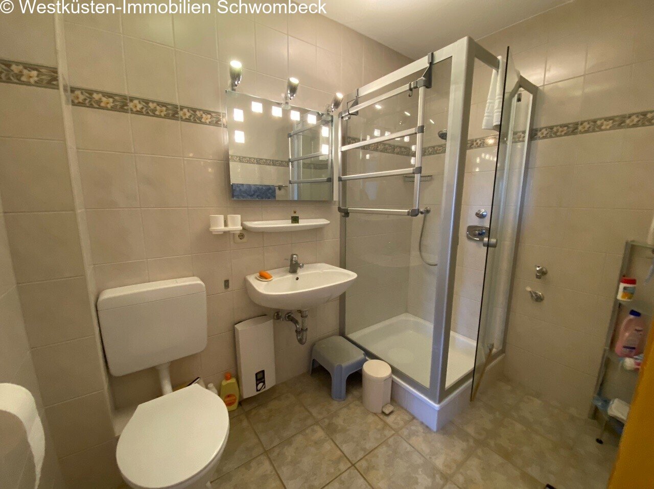 Modernes Badezimmer mit Dusche und praktischer Ausstattung Modernes Badezimmer mit Dusche und praktischer Ausstattung
