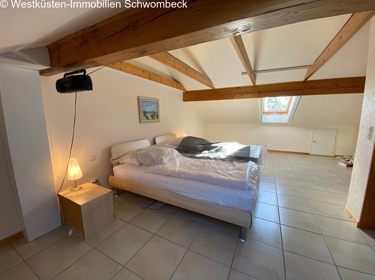 Helles Dachgeschoss mit Holzbalkendecke und Dachfenstern Helles Dachgeschoss mit Holzbalkendecke und Dachfenstern