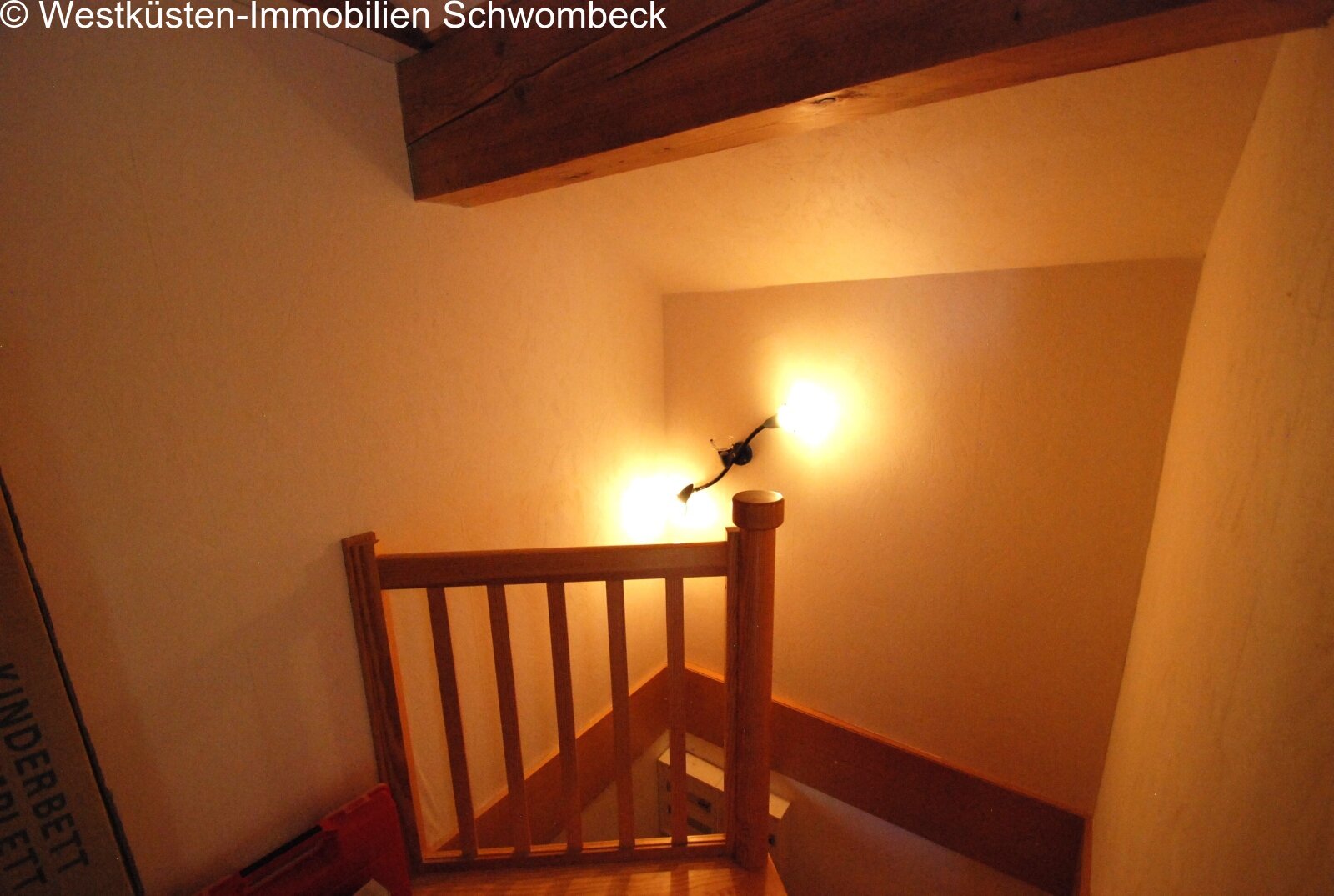 Treppenpodest mit stimmungsvoller Akzentbeleuchtung und Holzbalkendecke Treppenpodest mit stimmungsvoller Akzentbeleuchtung und Holzbalkendecke