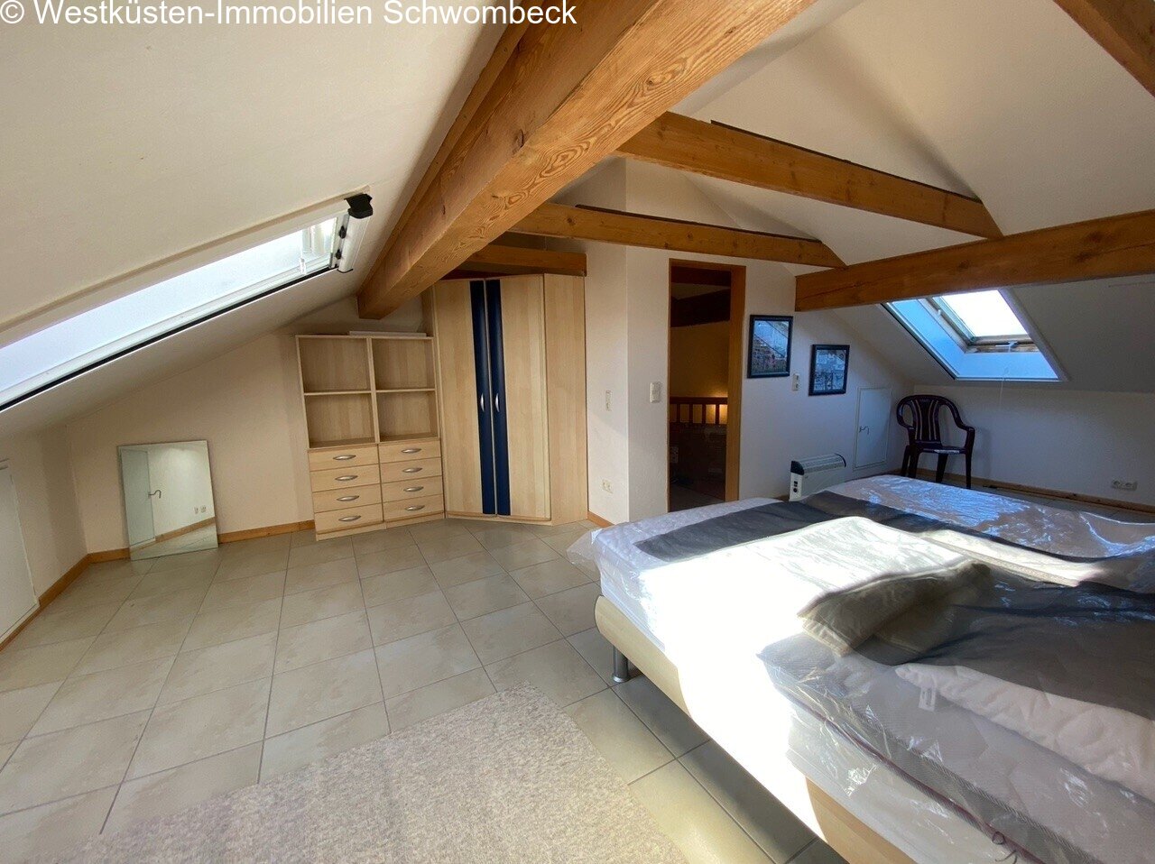 Dachgeschoss mit Holzbalkenstruktur und Oberlichtern Dachgeschoss mit Holzbalkenstruktur und Oberlichtern