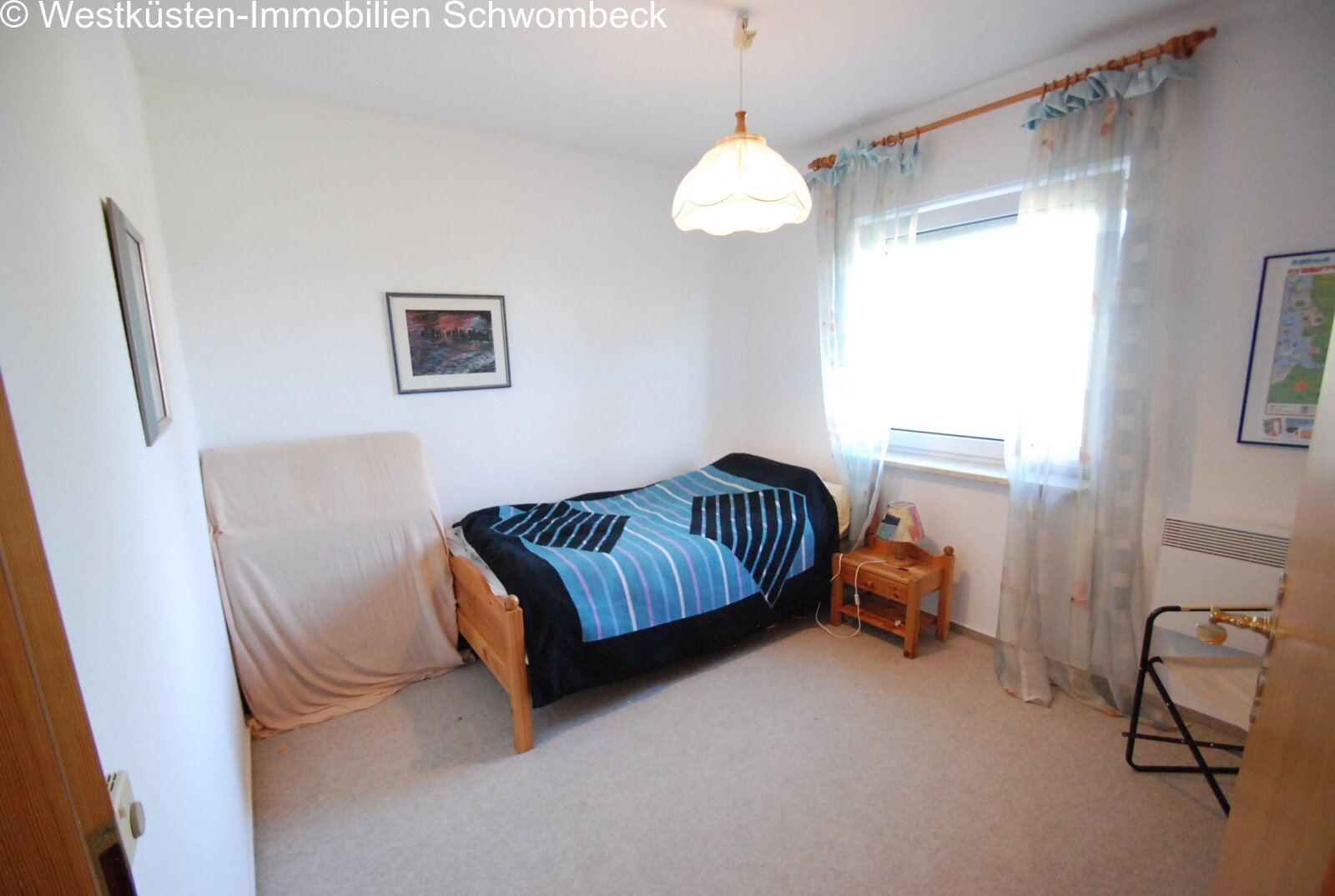Helles Schlafzimmer mit Fenster und praktischem Grundriss Helles Schlafzimmer mit Fenster und praktischem Grundriss