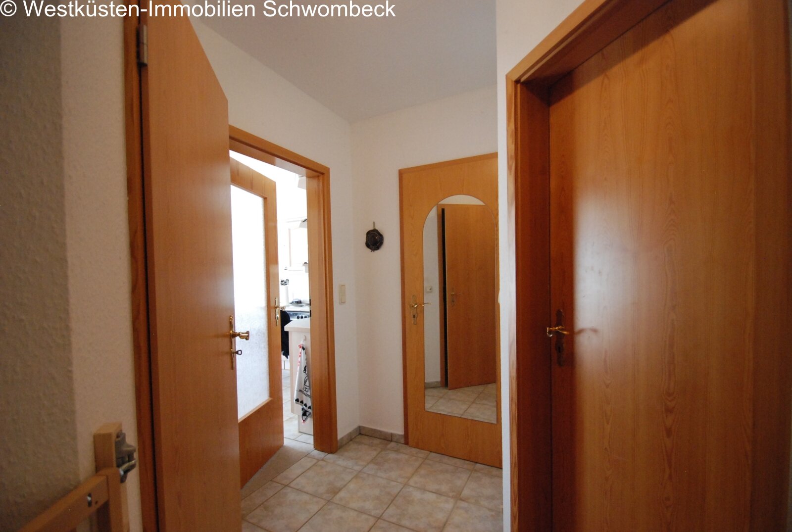 Zentraler Flur mit direktem Zugang zu allen Wohnbereichen Zentraler Flur mit direktem Zugang zu allen Wohnbereichen