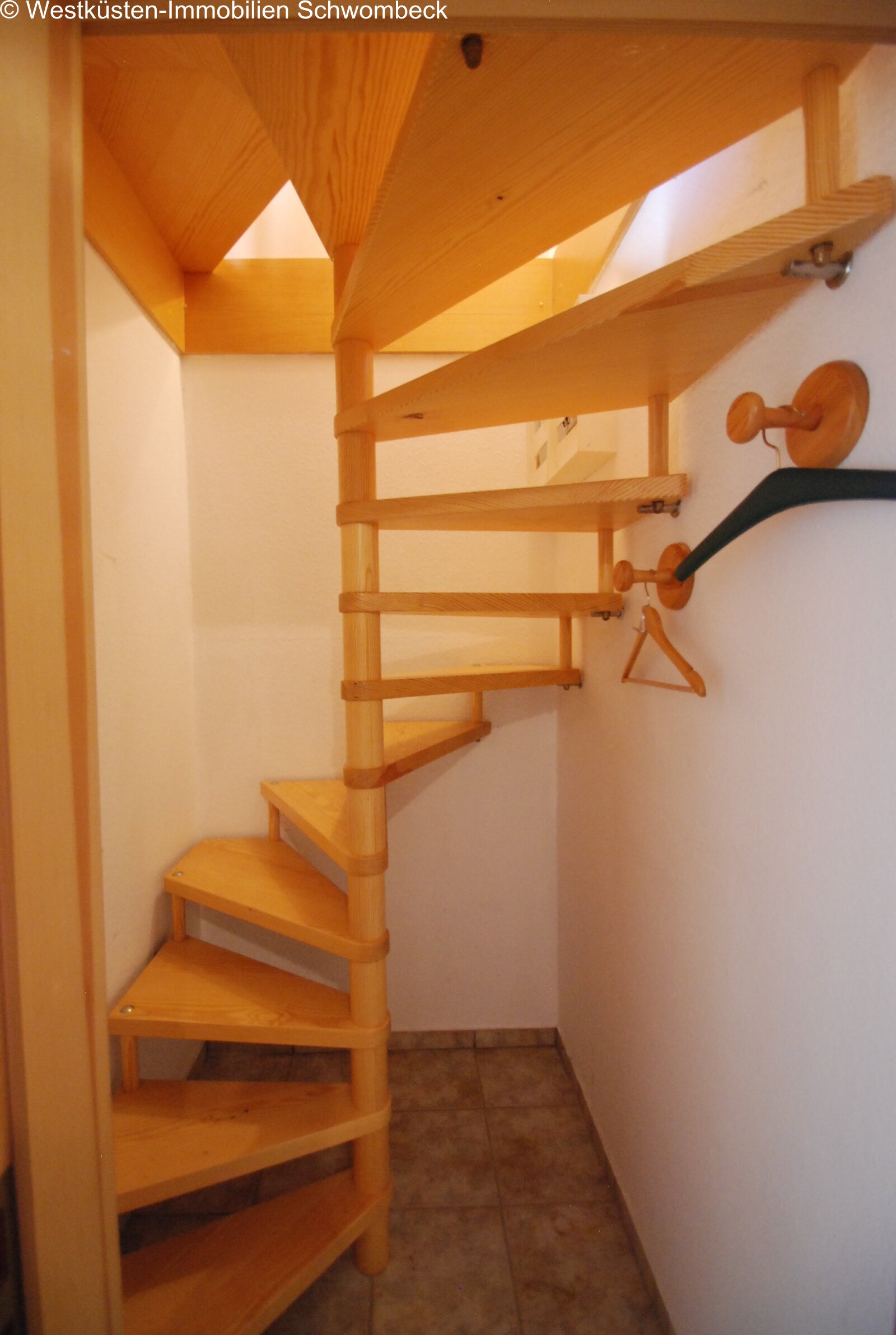 Wendeltreppen-Aufgang mit Abstellbereich Wendeltreppen-Aufgang mit Abstellbereich