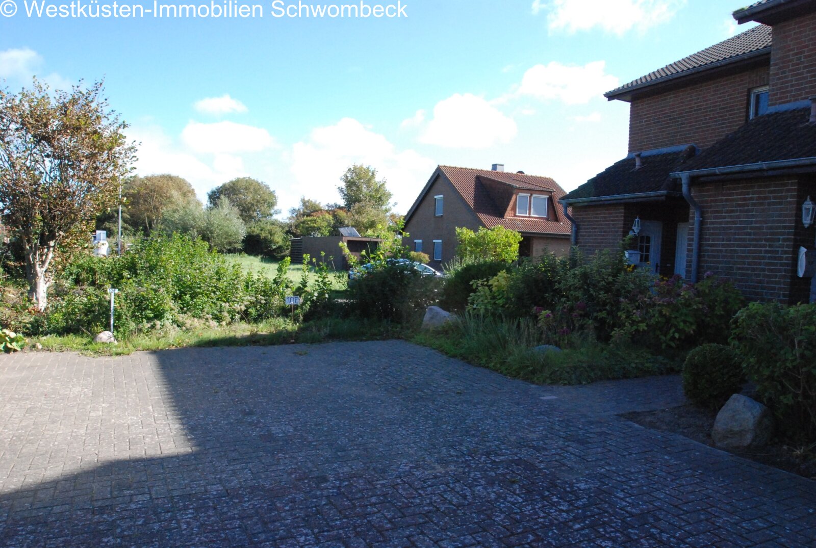 Gepflasterte Zufahrt mit privaten Parkplätzen Gepflasterte Zufahrt mit privaten Parkplätzen