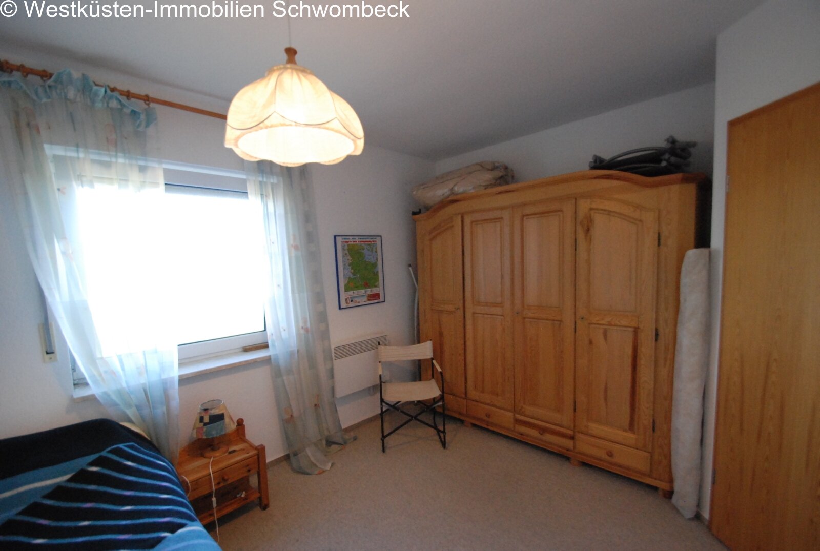 Helles Schlafzimmer mit praktischem Raumzuschnitt und Fensterfront Helles Schlafzimmer mit praktischem Raumzuschnitt und Fensterfront