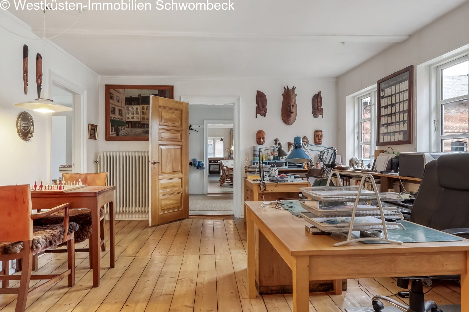 Lichtdurchflutetes Arbeitszimmer mit flexiblen Arbeitsbereichen und direktem Küchenzugang Lichtdurchflutetes Arbeitszimmer mit flexiblen Arbeitsbereichen und direktem Küchenzugang