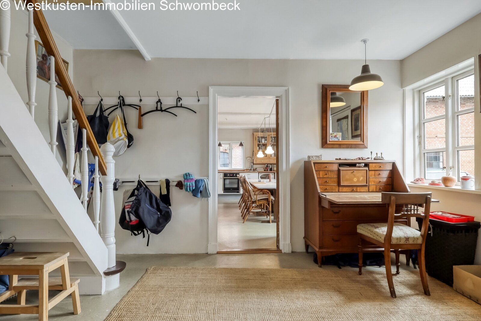 Funktionaler Flurbereich mit integrierter Garderobe und direktem Zugang zu Wohnräumen Funktionaler Flurbereich mit integrierter Garderobe und direktem Zugang zu Wohnräumen