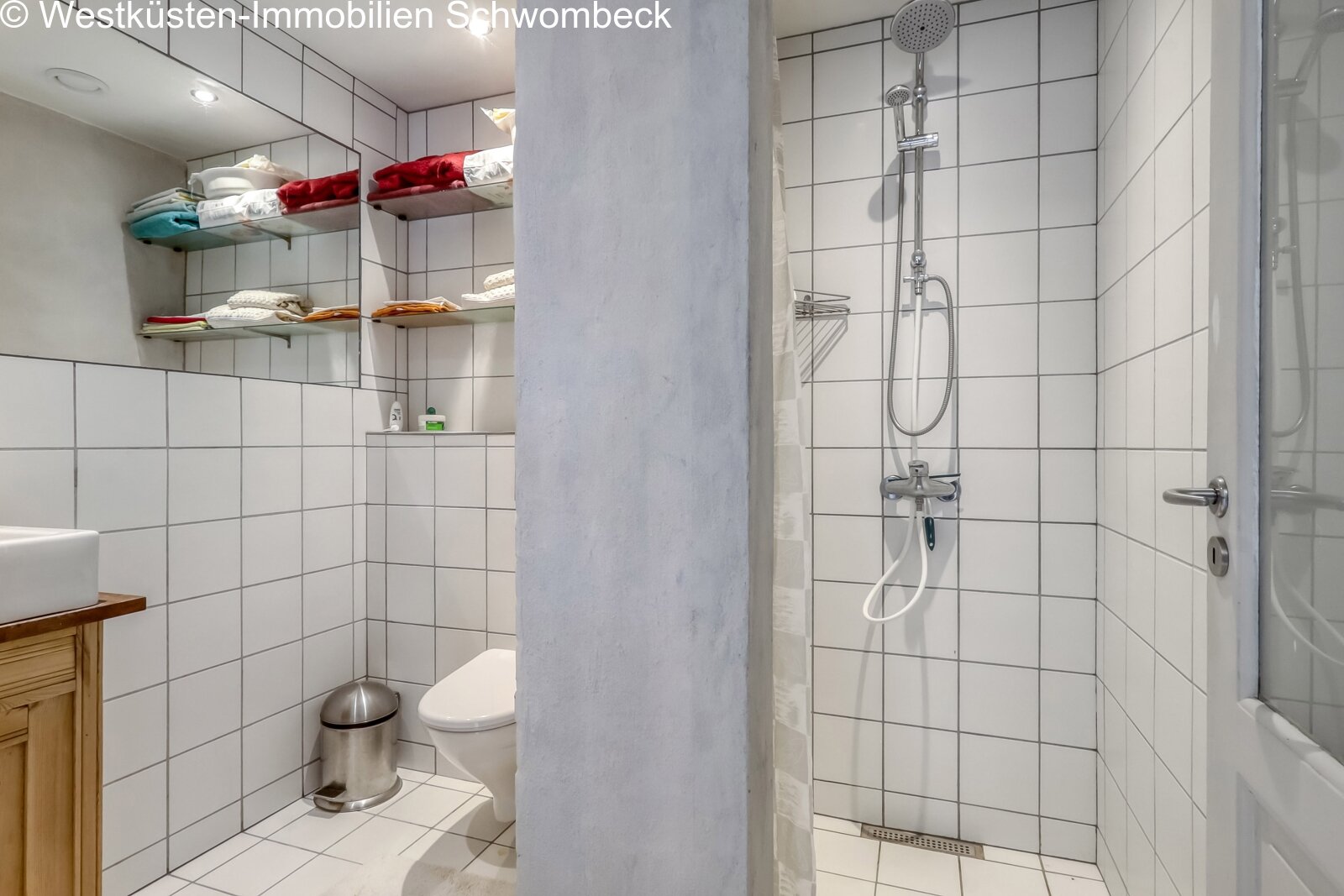 Badezimmer mit offener Raumaufteilung und praktischen Abstellflächen Badezimmer mit offener Raumaufteilung und praktischen Abstellflächen