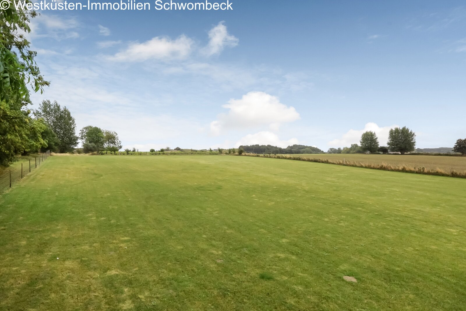 Weitläufiges Grundstück mit unverbautem Landschaftsblick und natürlicher Umrandung Weitläufiges Grundstück mit unverbautem Landschaftsblick und natürlicher Umrandung