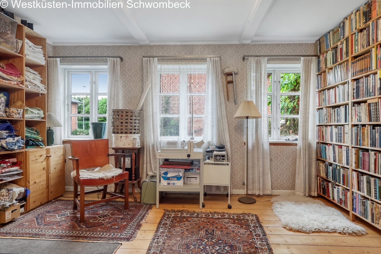 Helles Zimmer mit integrierter Bibliothek Helles Zimmer mit integrierter Bibliothek