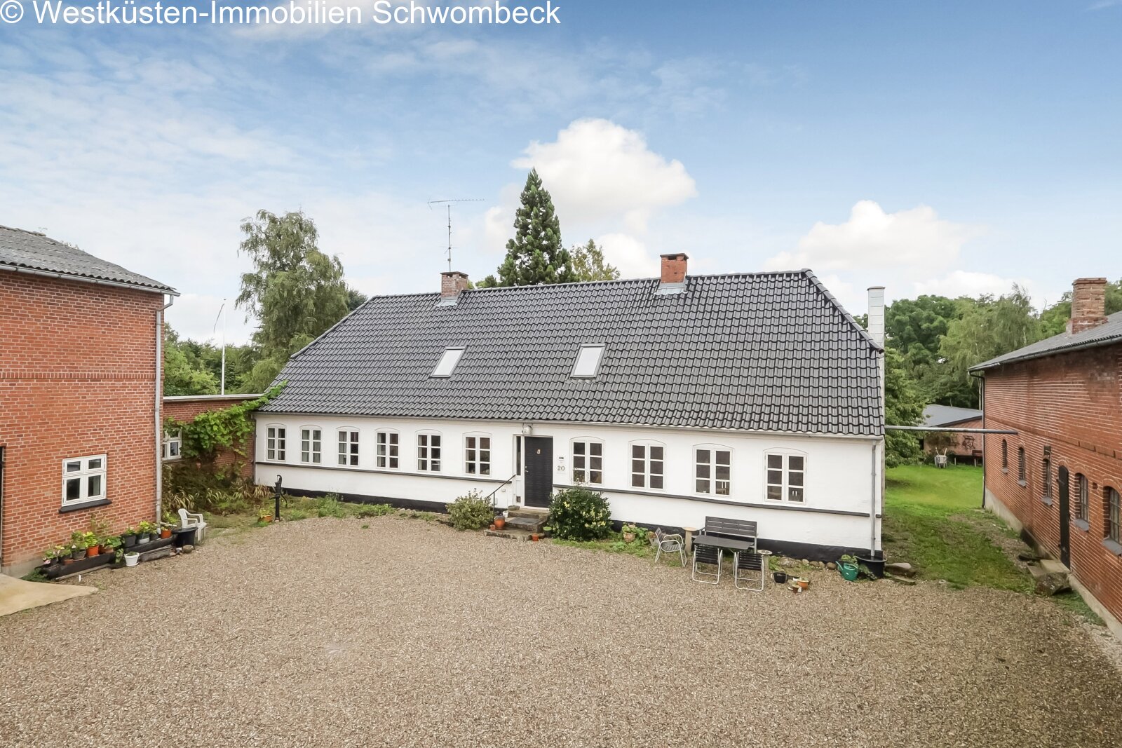 Charmantes Wohnhaus mit freier Dachfläche und gepflegtem Hofbereich Charmantes Wohnhaus mit freier Dachfläche und gepflegtem Hofbereich
