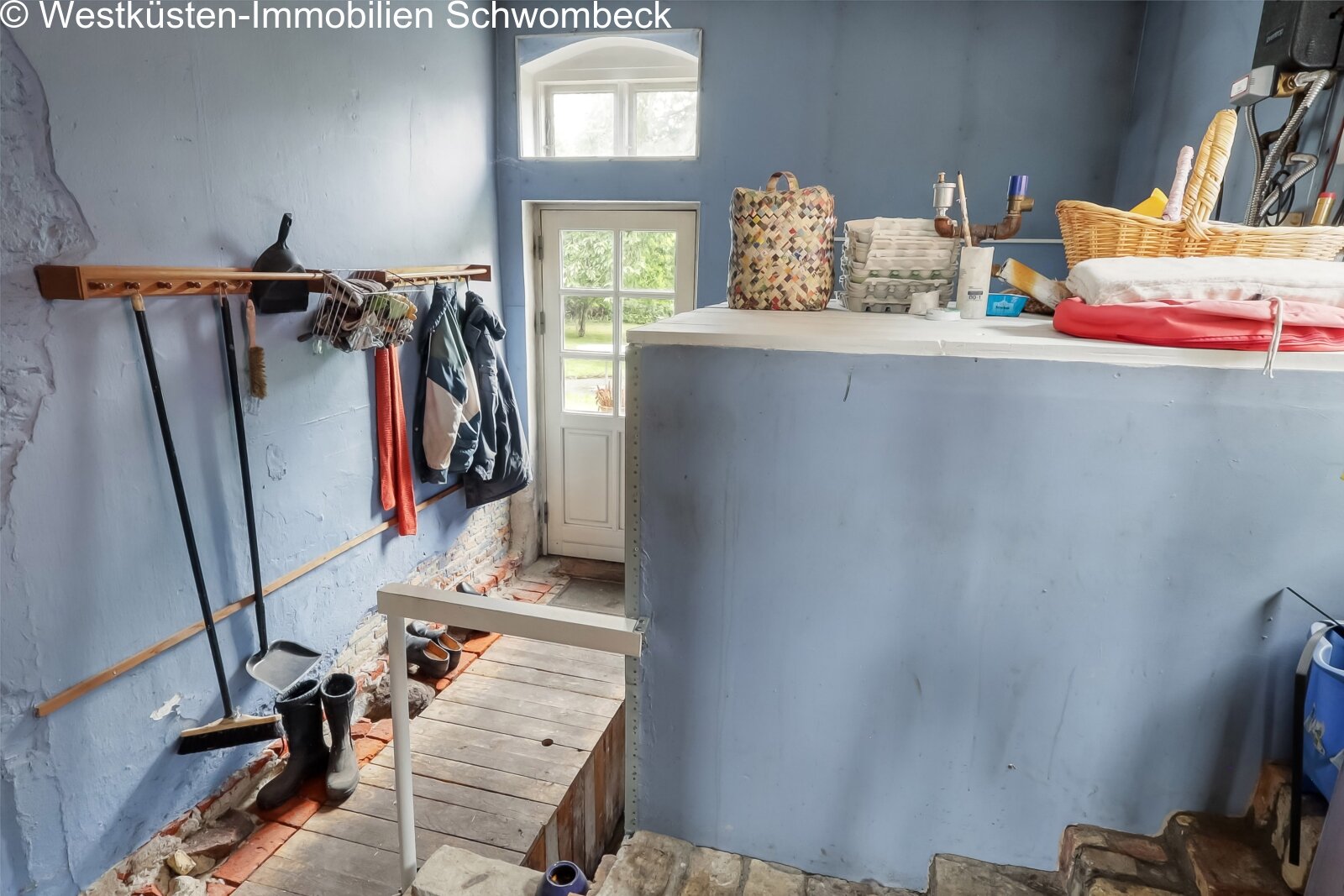 Praktische Abstellkammer mit Wandregalen und Garderobenfunktion Praktische Abstellkammer mit Wandregalen und Garderobenfunktion