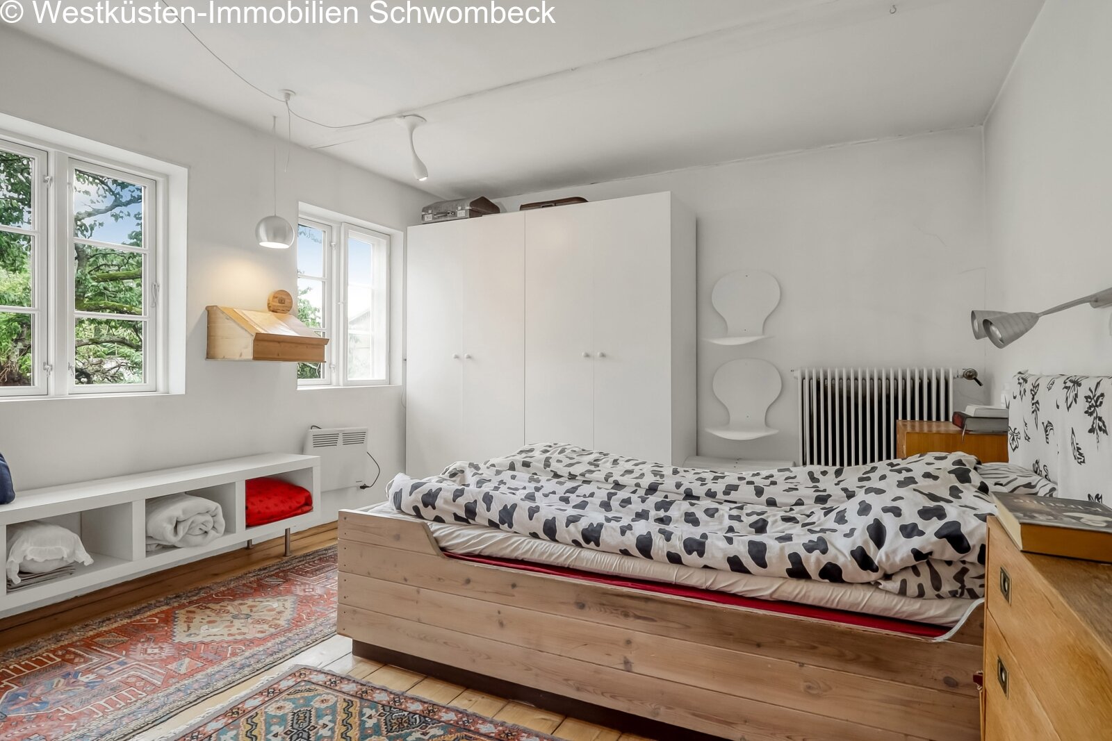 Helles Jugendzimmer mit integriertem Arbeitsbereich und reichlich Stauraum Helles Jugendzimmer mit integriertem Arbeitsbereich und reichlich Stauraum