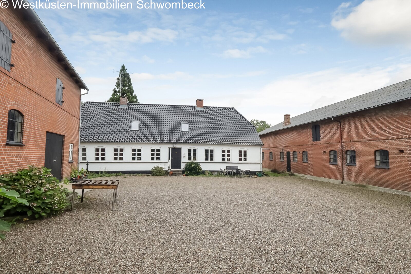 Idyllischer Innenhof mit authentischem Ziegelbauensemble und vielfältigen Gebäudestrukturen Idyllischer Innenhof mit authentischem Ziegelbauensemble und vielfältigen Gebäudestrukturen