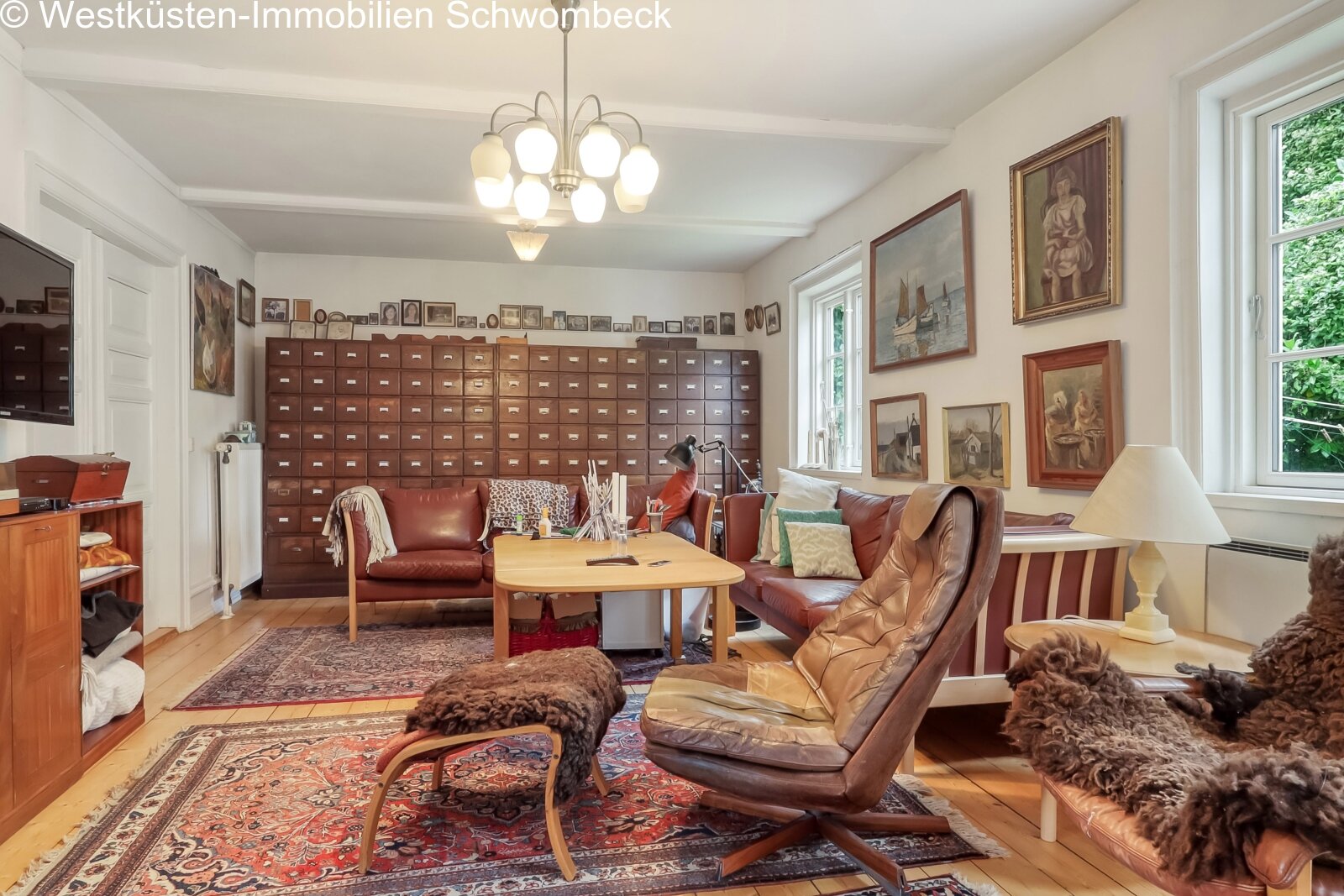 Wohnzimmer mit hoher Deckengestaltung und vielfältigen Lichtzonen Wohnzimmer mit hoher Deckengestaltung und vielfältigen Lichtzonen