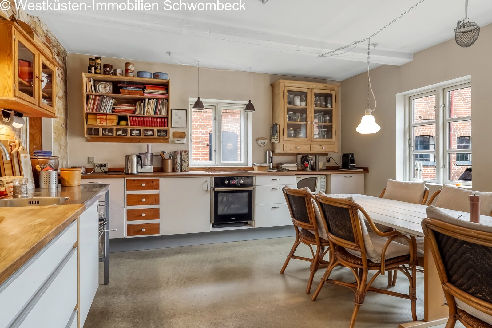 Wohn-Essküche mit flexiblem Raumkonzept und Fensterfront Wohn-Essküche mit flexiblem Raumkonzept und Fensterfront