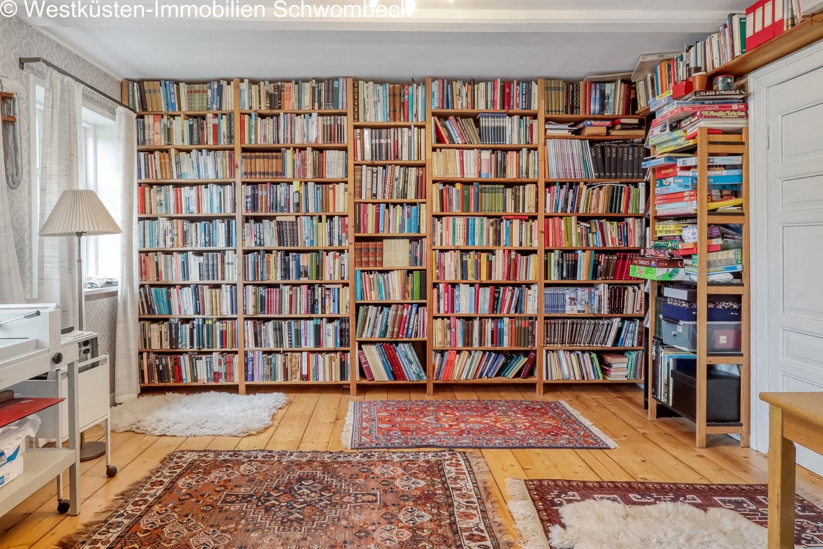 Bibliothekszimmer mit umlaufenden Einbauregalen und optimaler Raumnutzung Bibliothekszimmer mit umlaufenden Einbauregalen und optimaler Raumnutzung